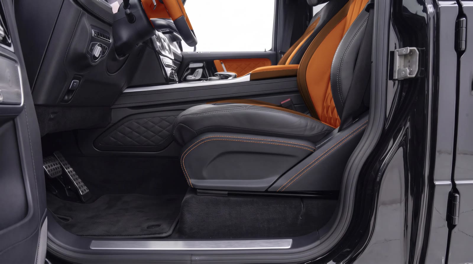 G-Wagon seat side panel visualization: black leather with cognac stitching next to the cognac seat centers