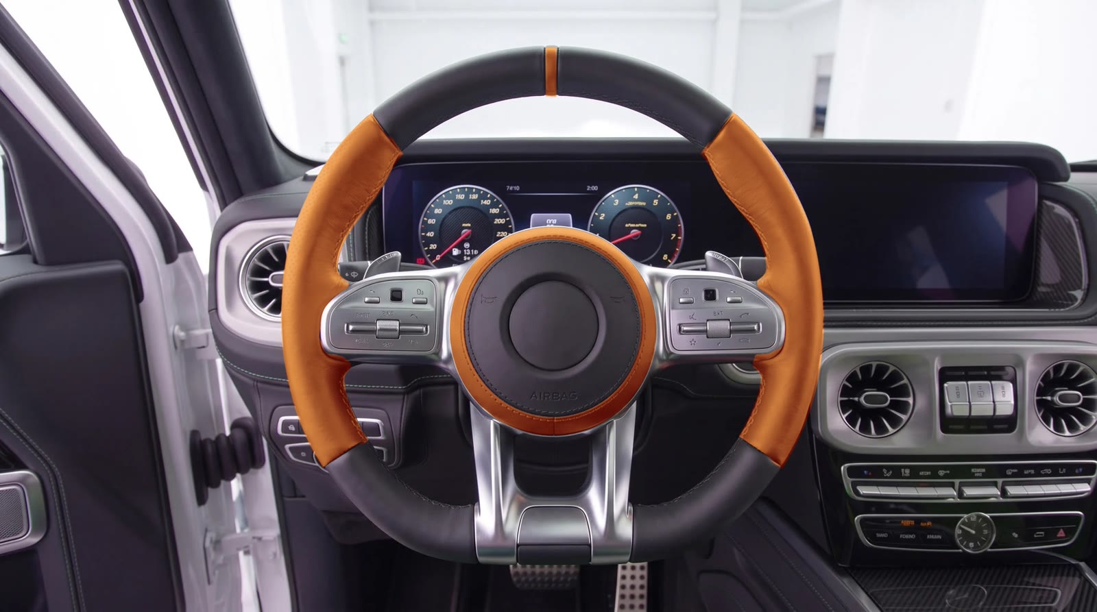 G-Wagon steering wheel visualization: cognac grips and zero mark, black top and bottom, airbag cover with a cognac ring