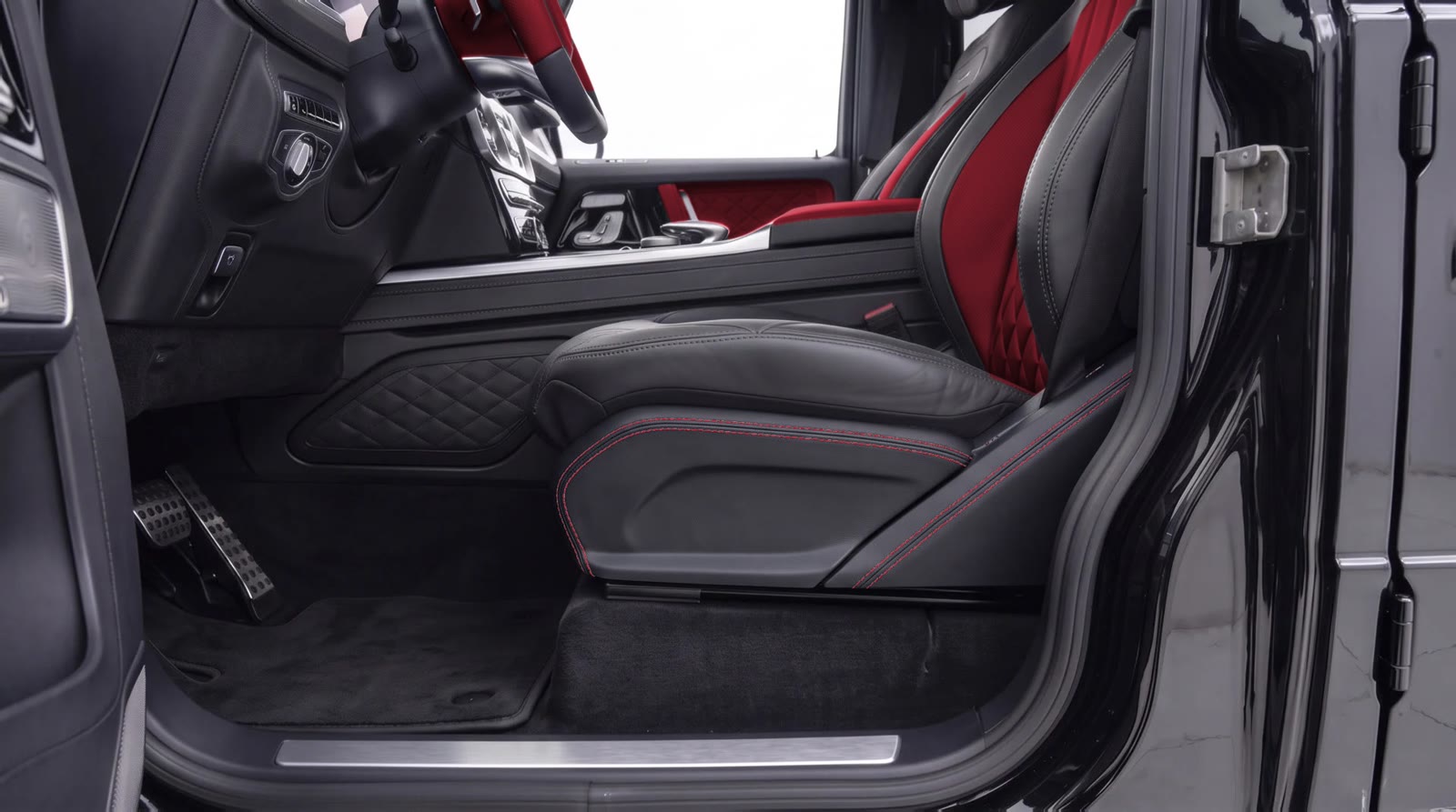 G-Wagon seat side panel visualization: black leather with bordeaux stitching next to the bordeaux seat centers