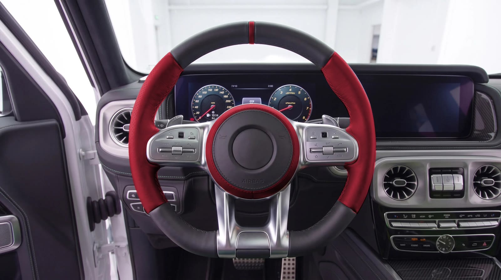 G-Wagon steering wheel visualization: bordeaux grips and zero mark, black top and bottom, airbag cover with a bordeaux ring