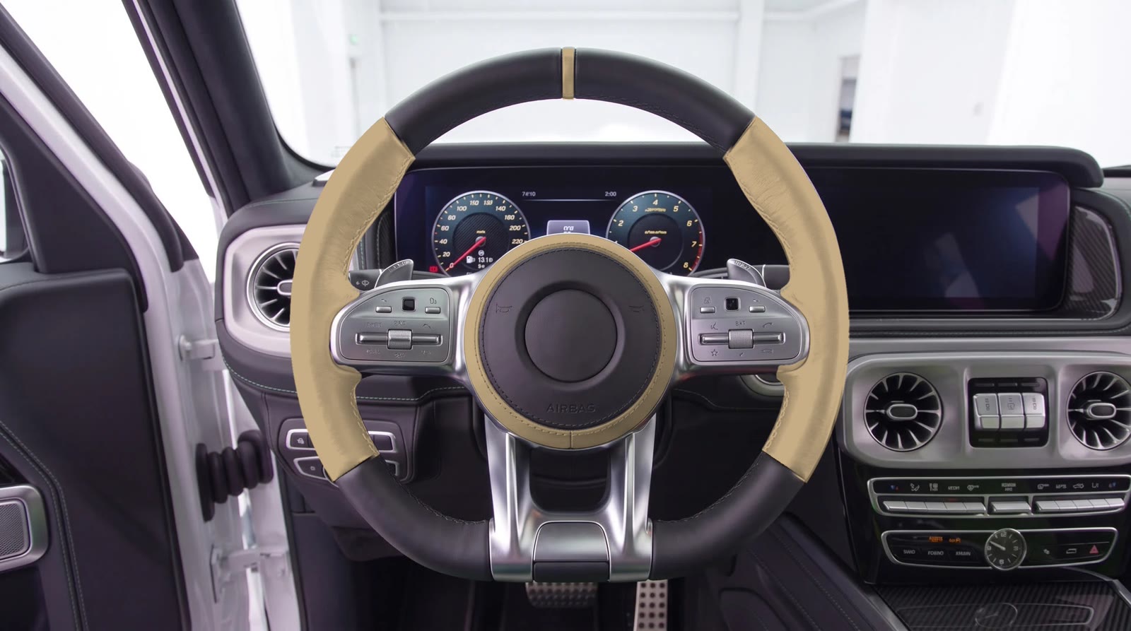G-Wagon steering wheel visualization: sand grips and zero mark, black top and bottom, airbag cover with a sand ring