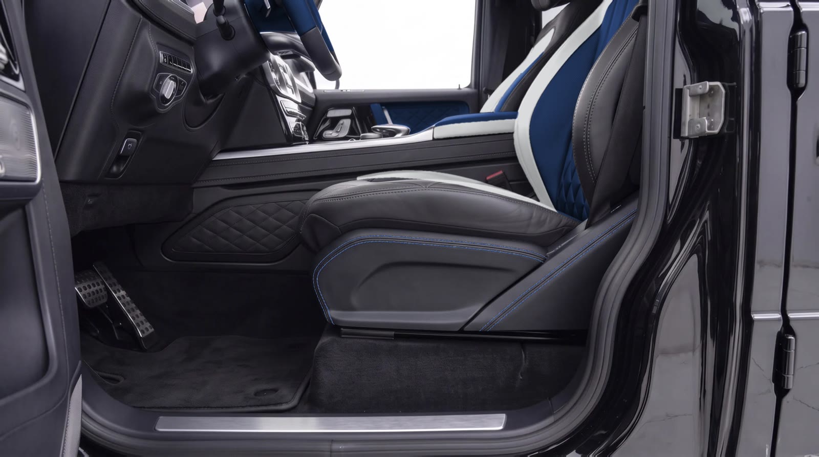 G-Wagon seat side panel visualization: black leather with navy stitching next to the navy seat centers