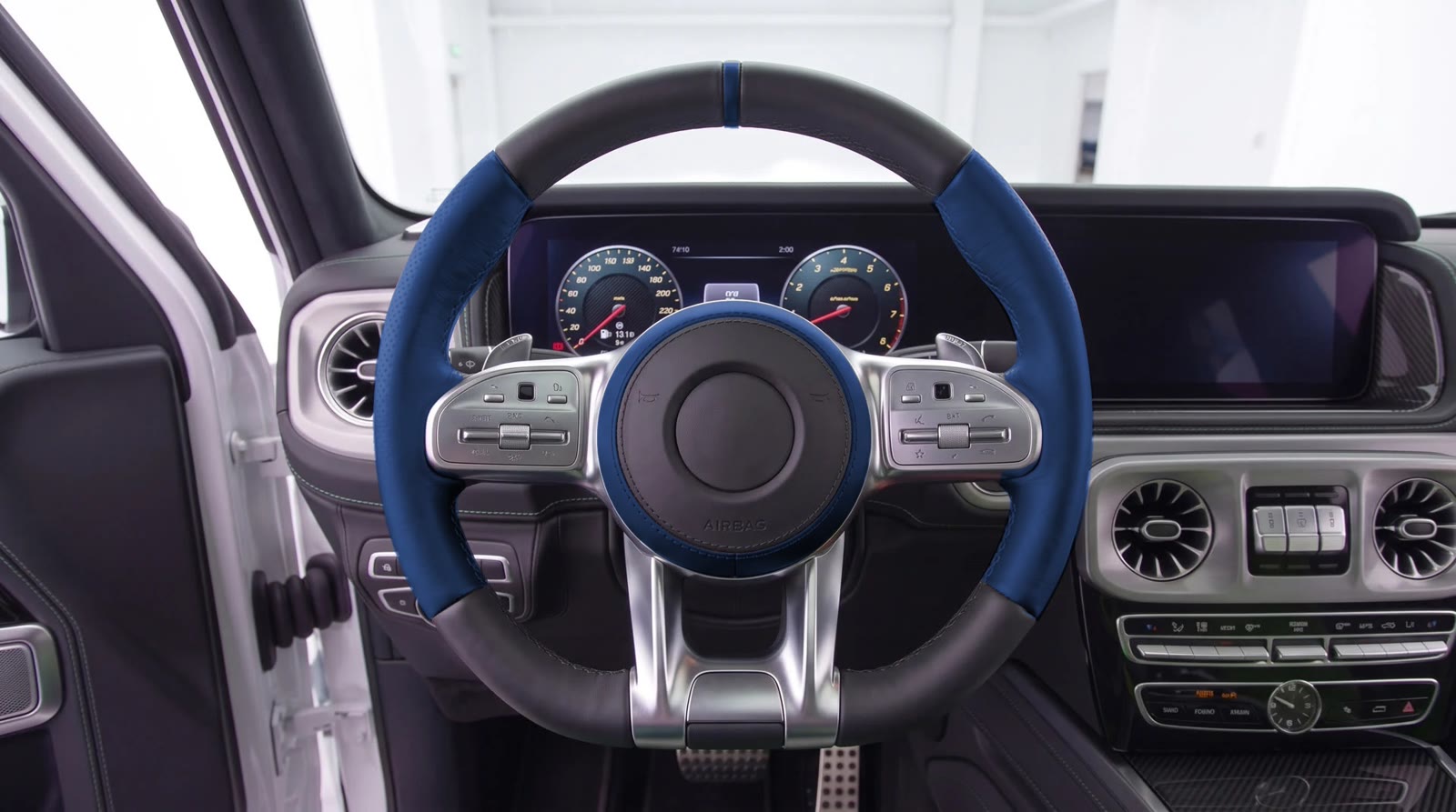 G-Wagon steering wheel visualization: navy grips and zero mark, black top and bottom, airbag cover with a navy ring