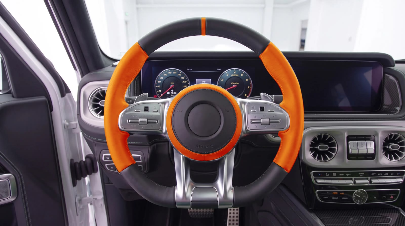 G-Wagon steering wheel visualization: orange grips and zero mark, black top and bottom, airbag cover with a orange ring