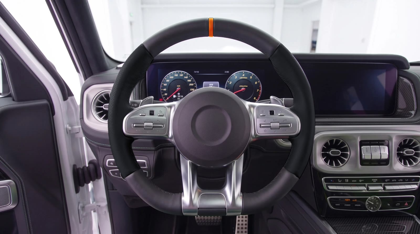 G-Wagon steering wheel visualization: black leather wheel with a orange zero mark, black airbag cover