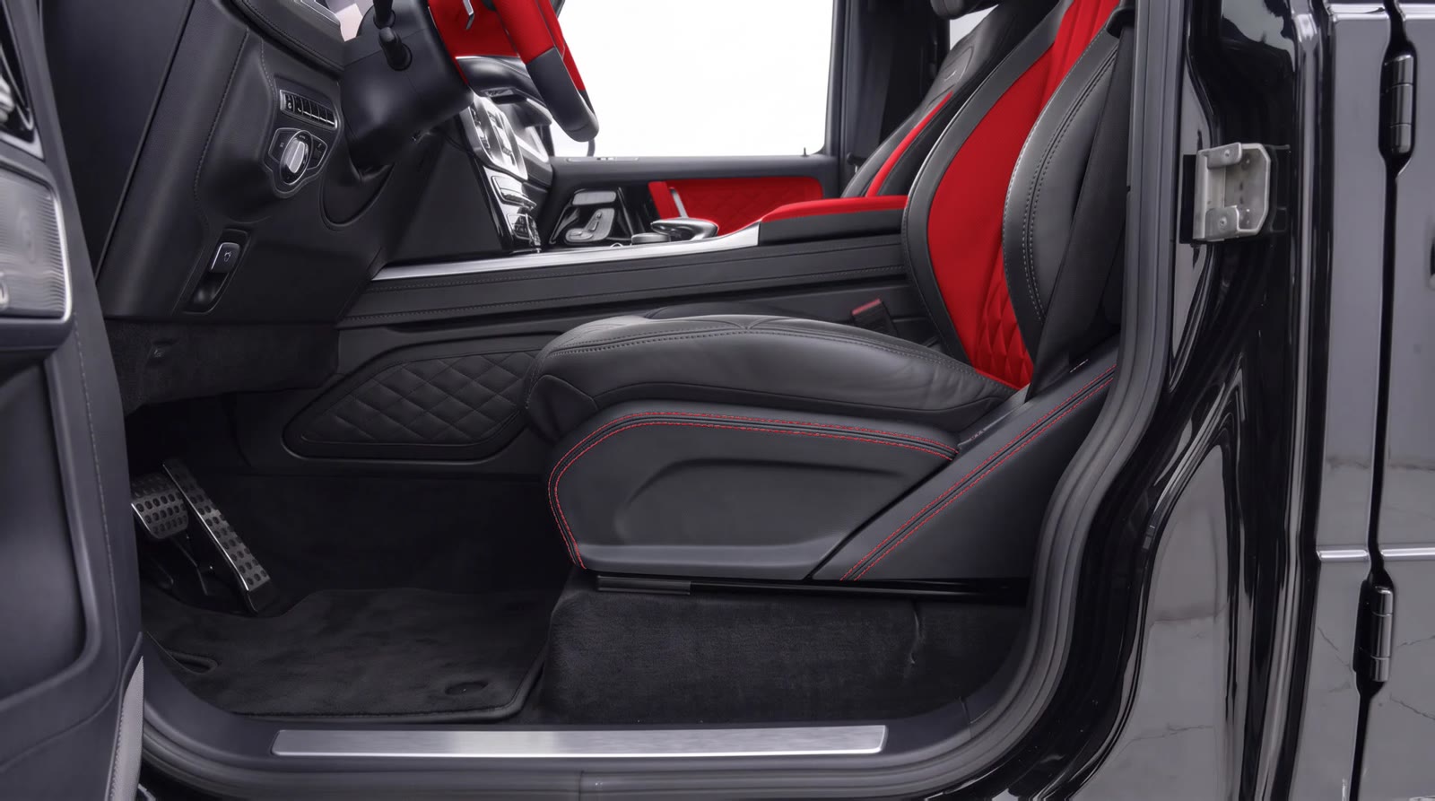 G-Wagon seat side panel visualization: black leather with red stitching next to the red seat centers