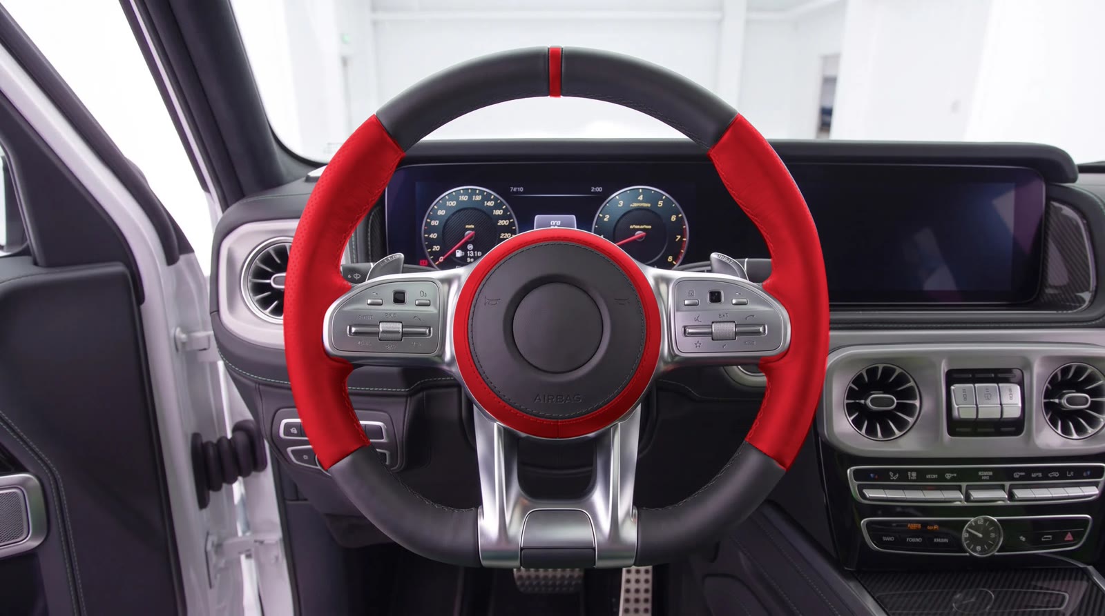 G-Wagon steering wheel visualization: red grips and zero mark, black top and bottom, airbag cover with a red ring