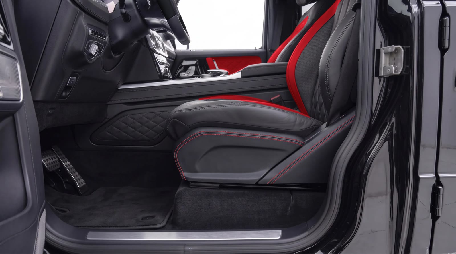 G-Wagon seat side panel visualization: black leather with red stitching next to the red seat band