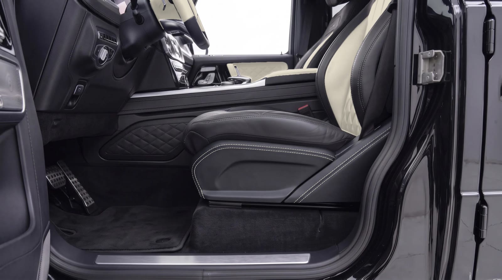 G-Wagon seat side panel visualization: black leather with ivory stitching next to the ivory seat centers