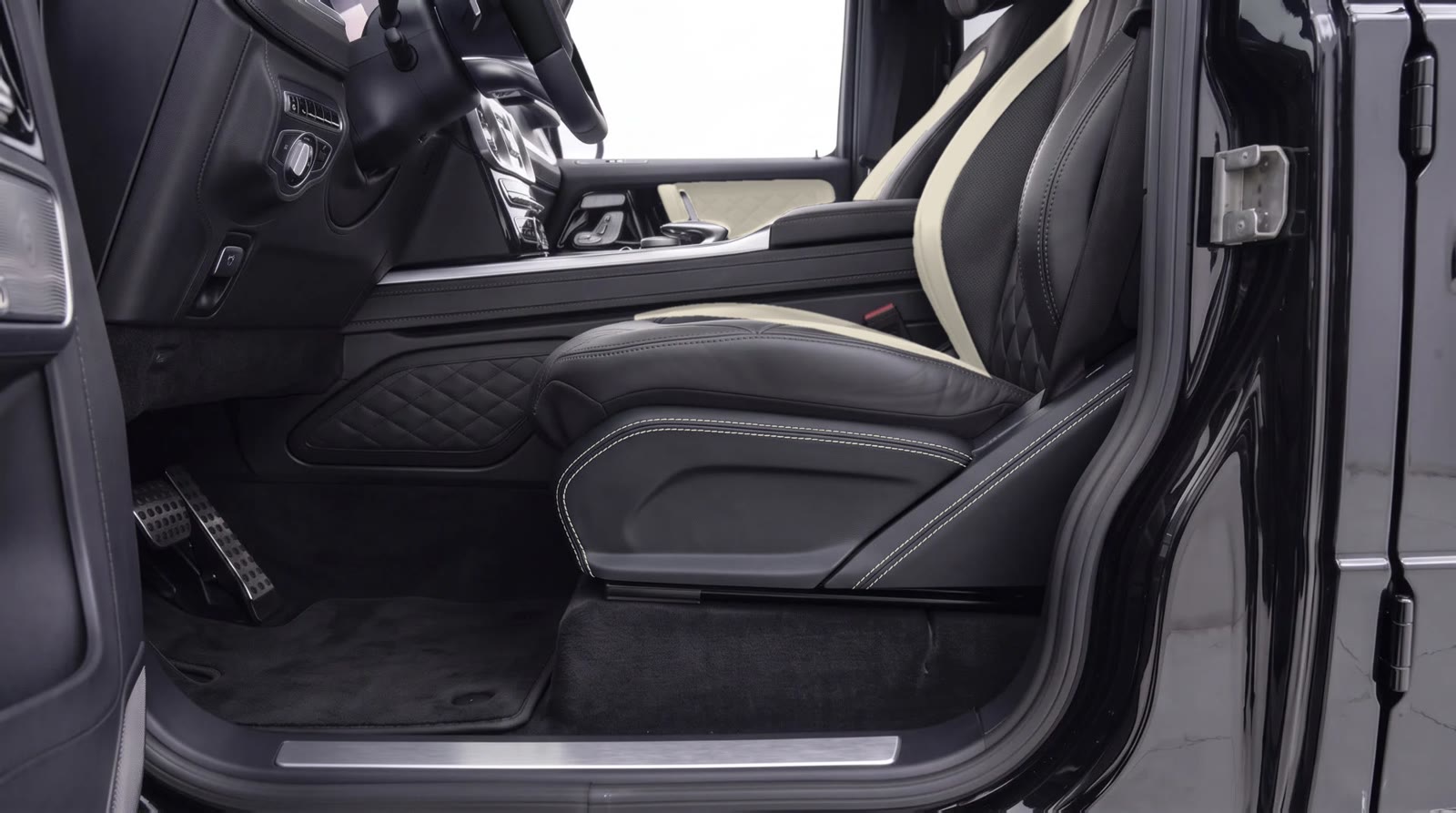 G-Wagon seat side panel visualization: black leather with ivory stitching next to the ivory seat band