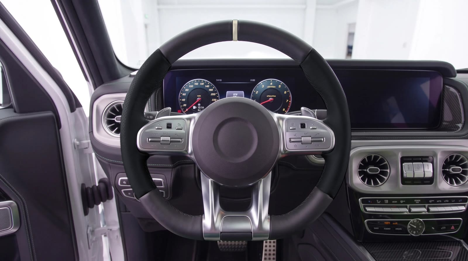 G-Wagon steering wheel visualization: black leather wheel with a ivory zero mark, black airbag cover