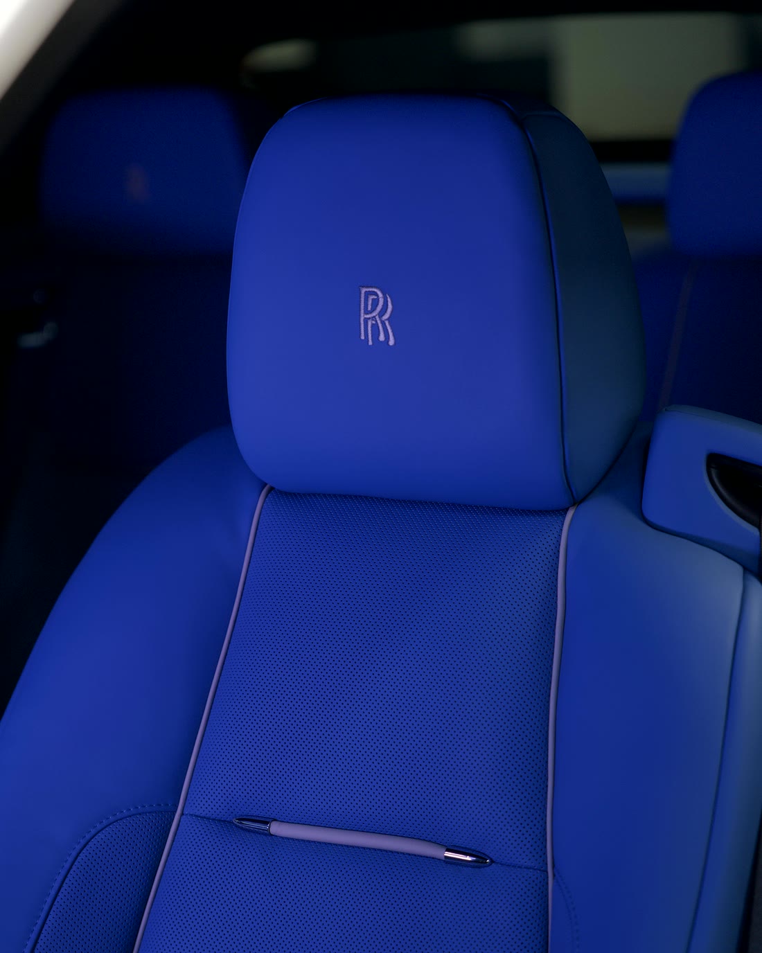 A contrast piping that runs the full length of the seat, perfectly straight.