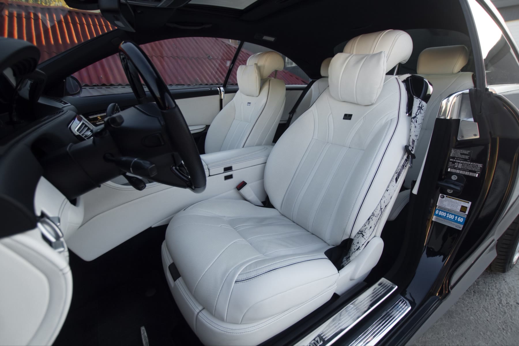 Front seats in light grey and white leather