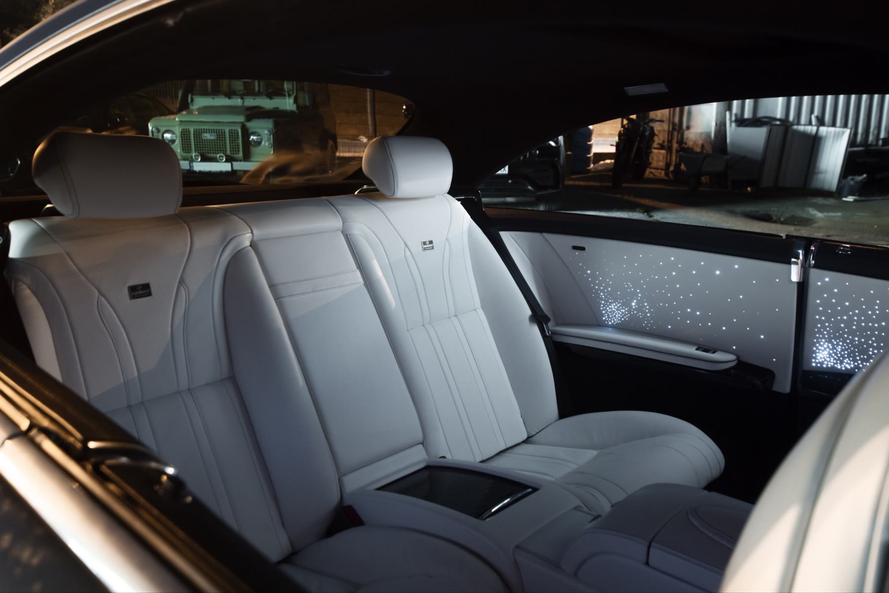 The rear bench in light grey leather with starlight door panels on both sides