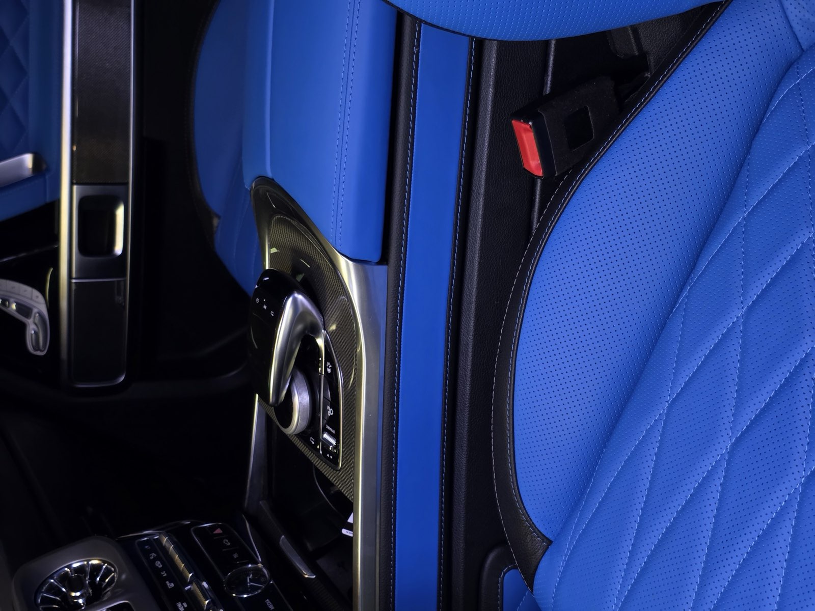 The armrest and console in bright blue leather