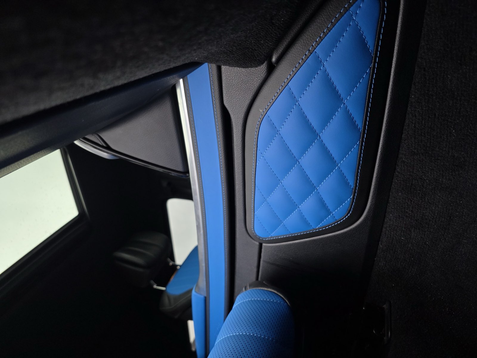 Diamond insert: A rear door with a diamond-quilted blue insert.