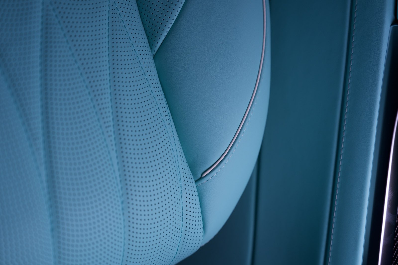 Tiffany blue: Smooth Tiffany blue with a fine piping.