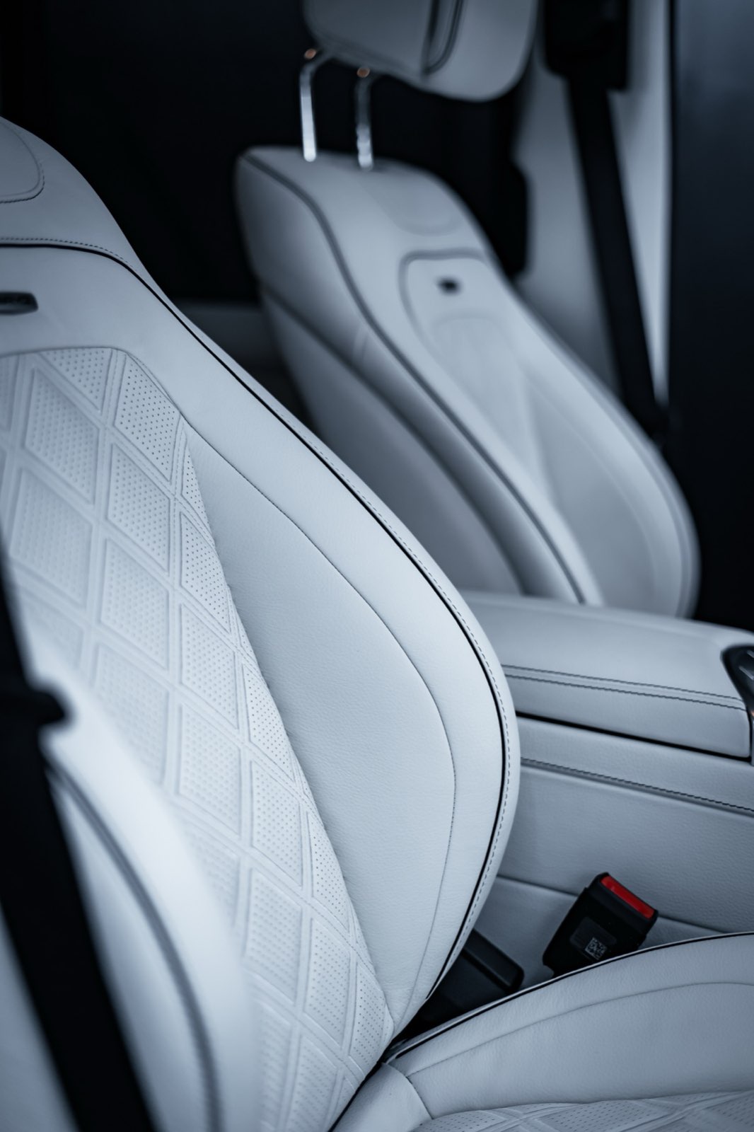 Front seats of a G-Wagon in light grey quilted leather