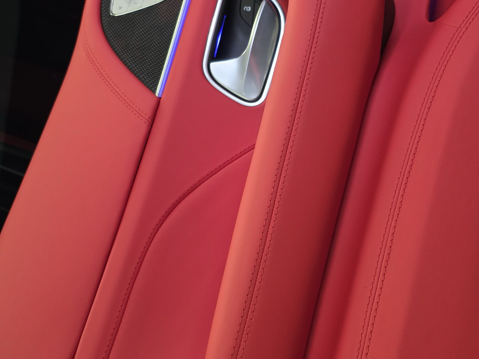 Red door panel: Red leather around the handle.
