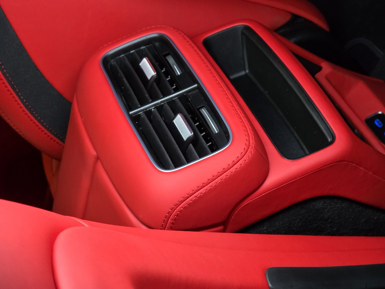 The rear console in red leather with the air vents