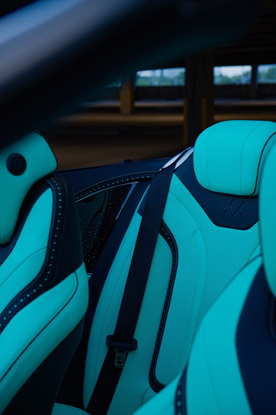 The rear seats of the convertible in mint and black