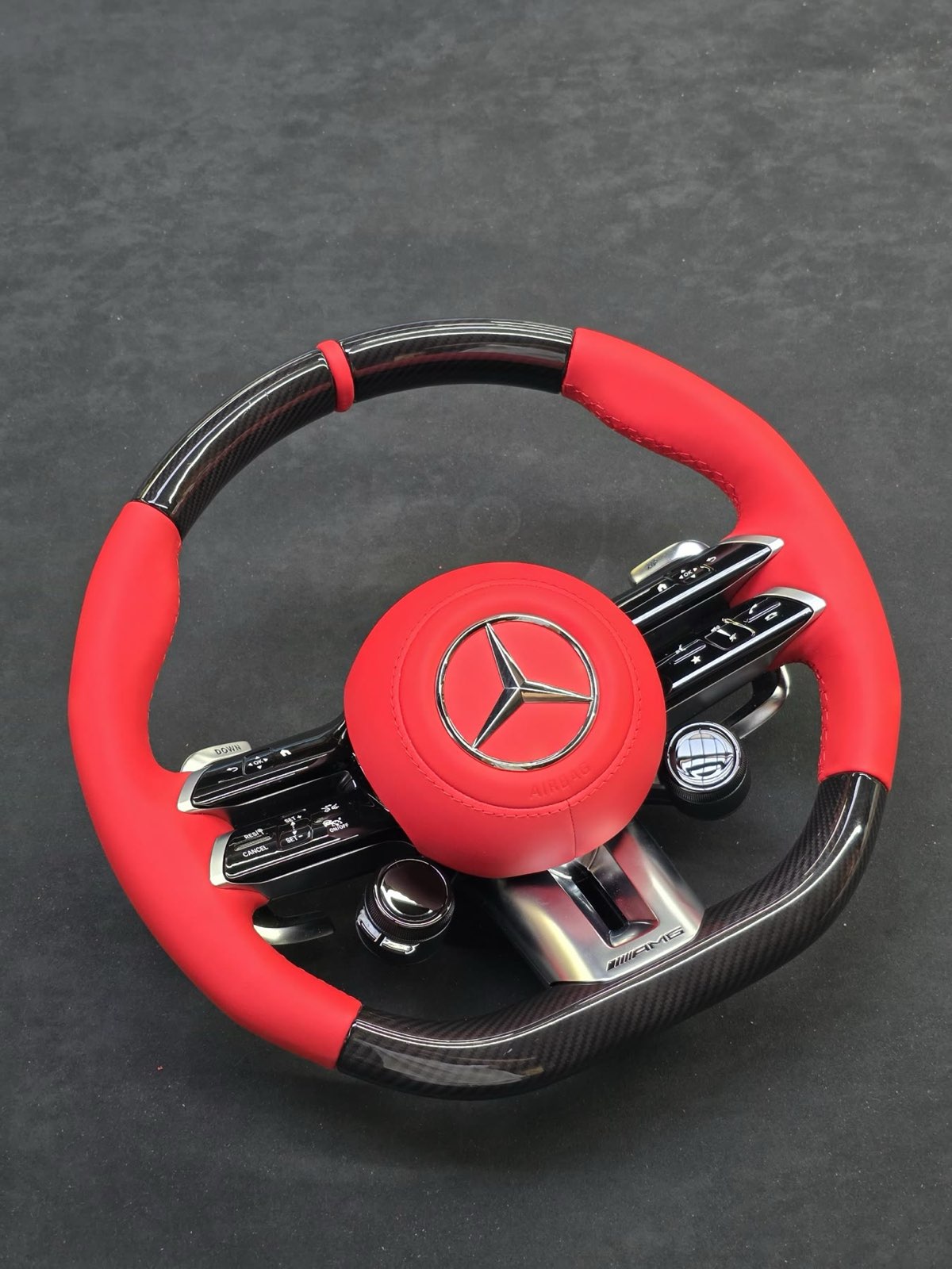 An AMG steering wheel in red leather and carbon