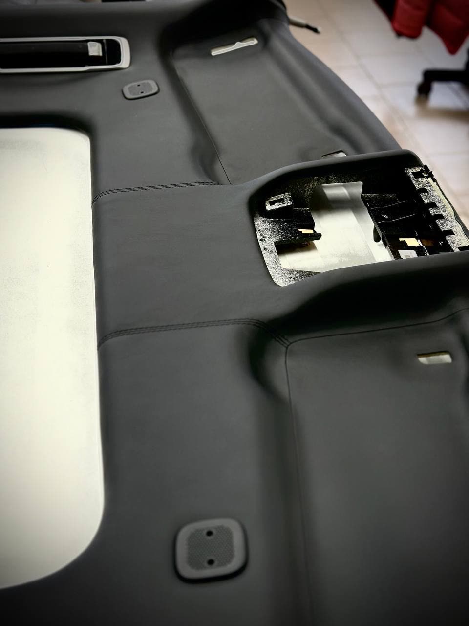 Light and sunroof: Leather fitted around the light and the sunroof frame.