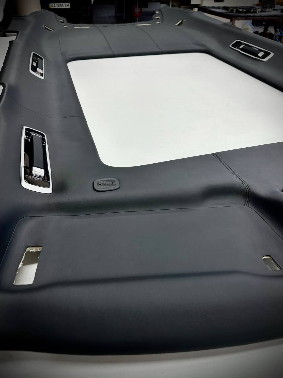 Range Rover, black leather: Black leather around the panoramic roof.
