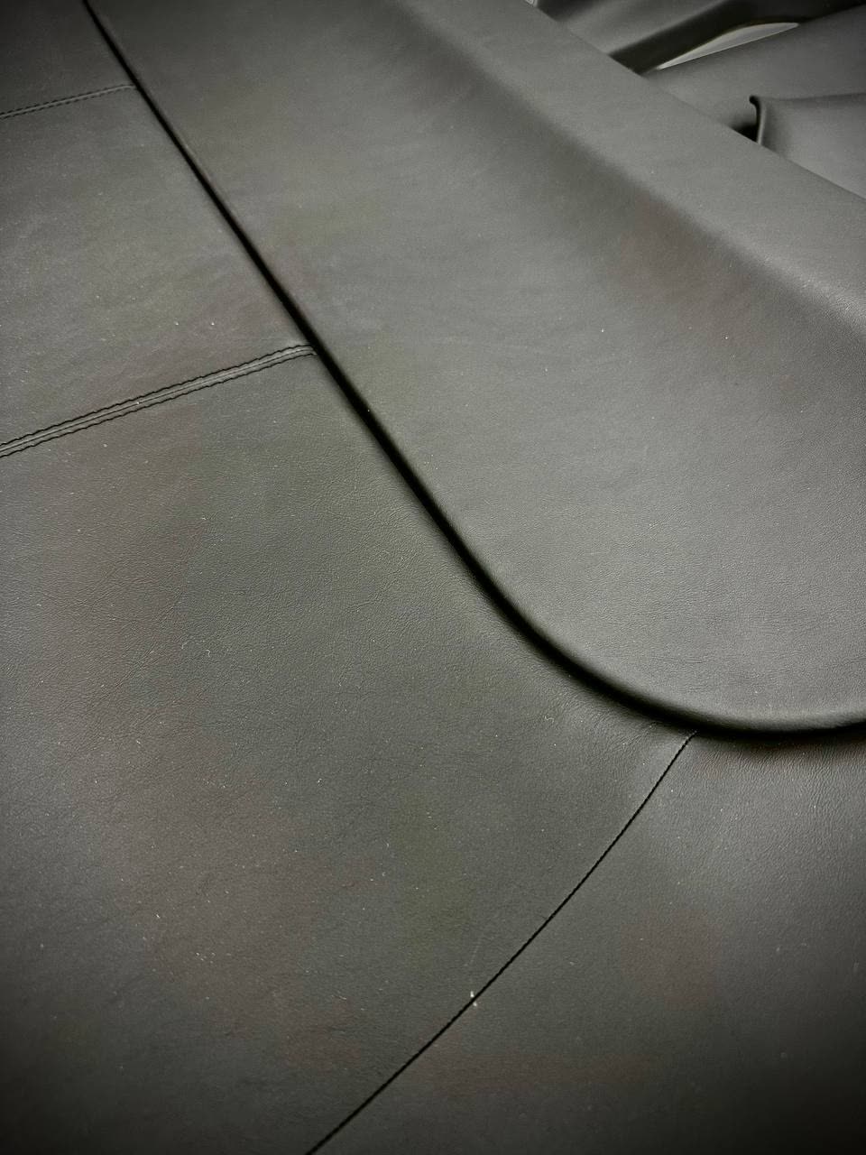 Straight seams: Seams laid straight across the roof.
