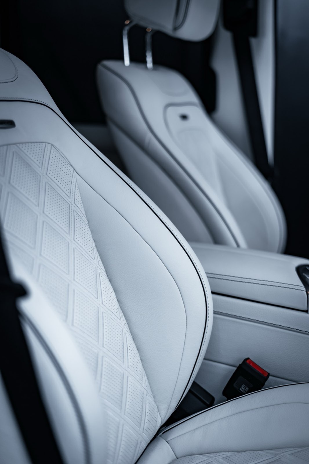 Front seats in white quilted leather